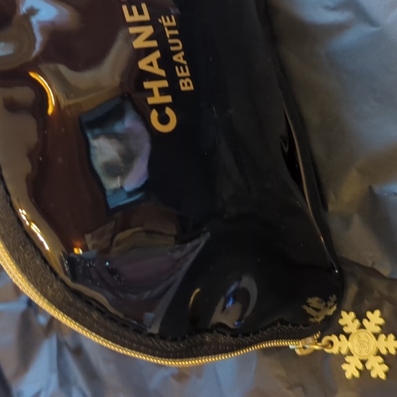 CHANEL Beauté Glossy Black Pouch with Gold Details - Picture 3 of 4